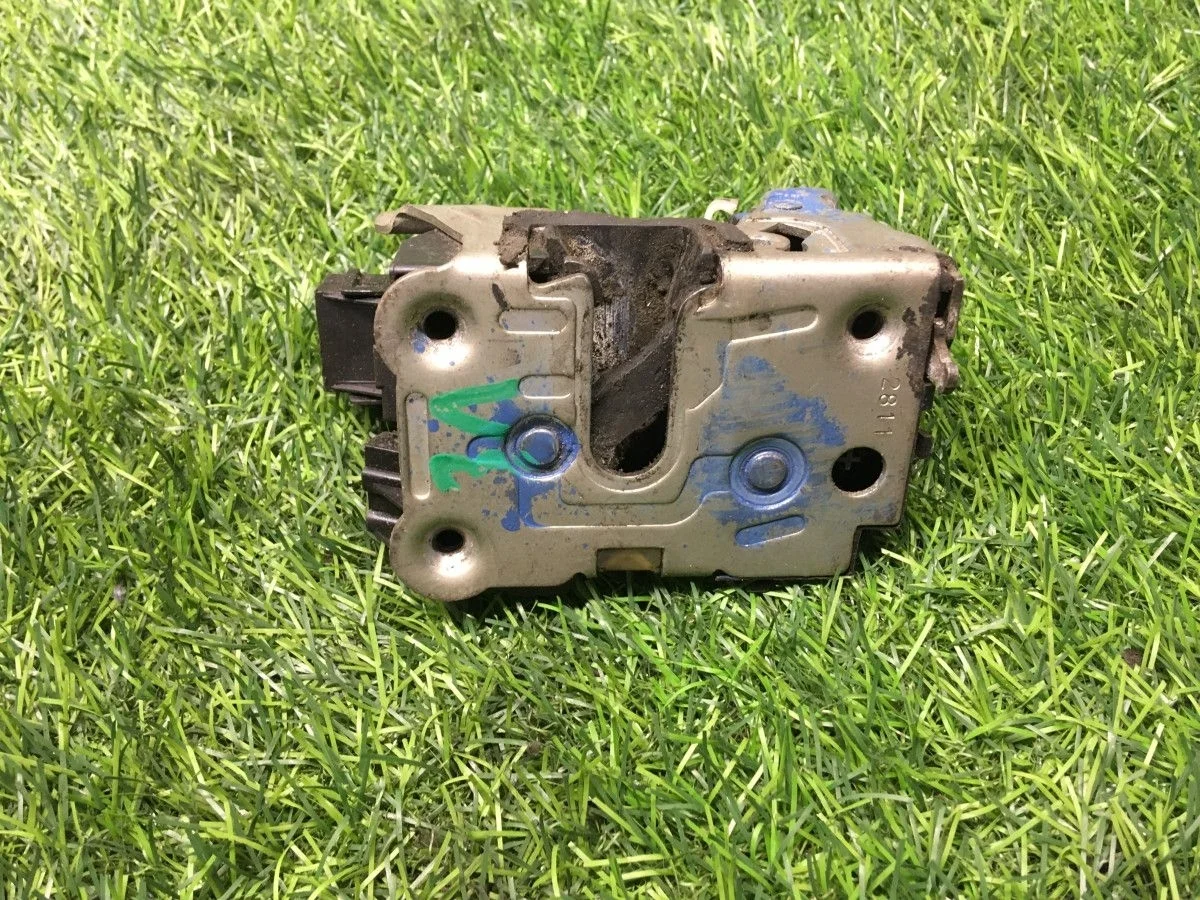 Замок задней правой двери Renault Duster