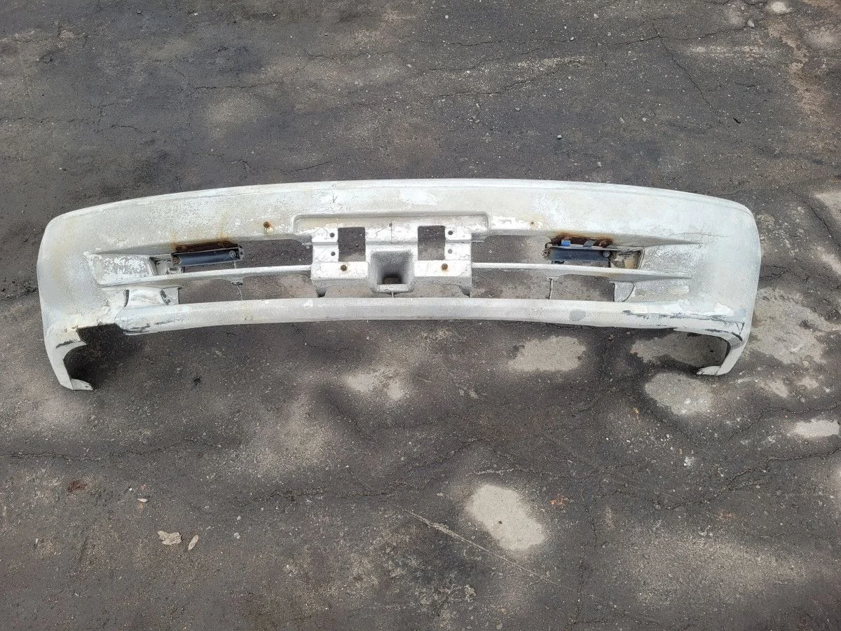 Бампер передний на Toyota Corolla E111