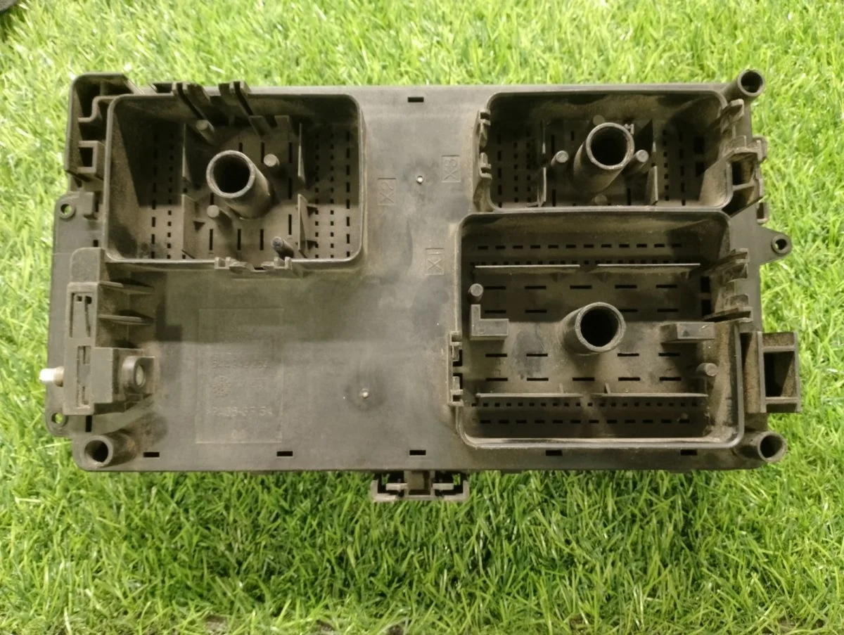 Корпус блока предохранителей Chevrolet Cruze 1.6