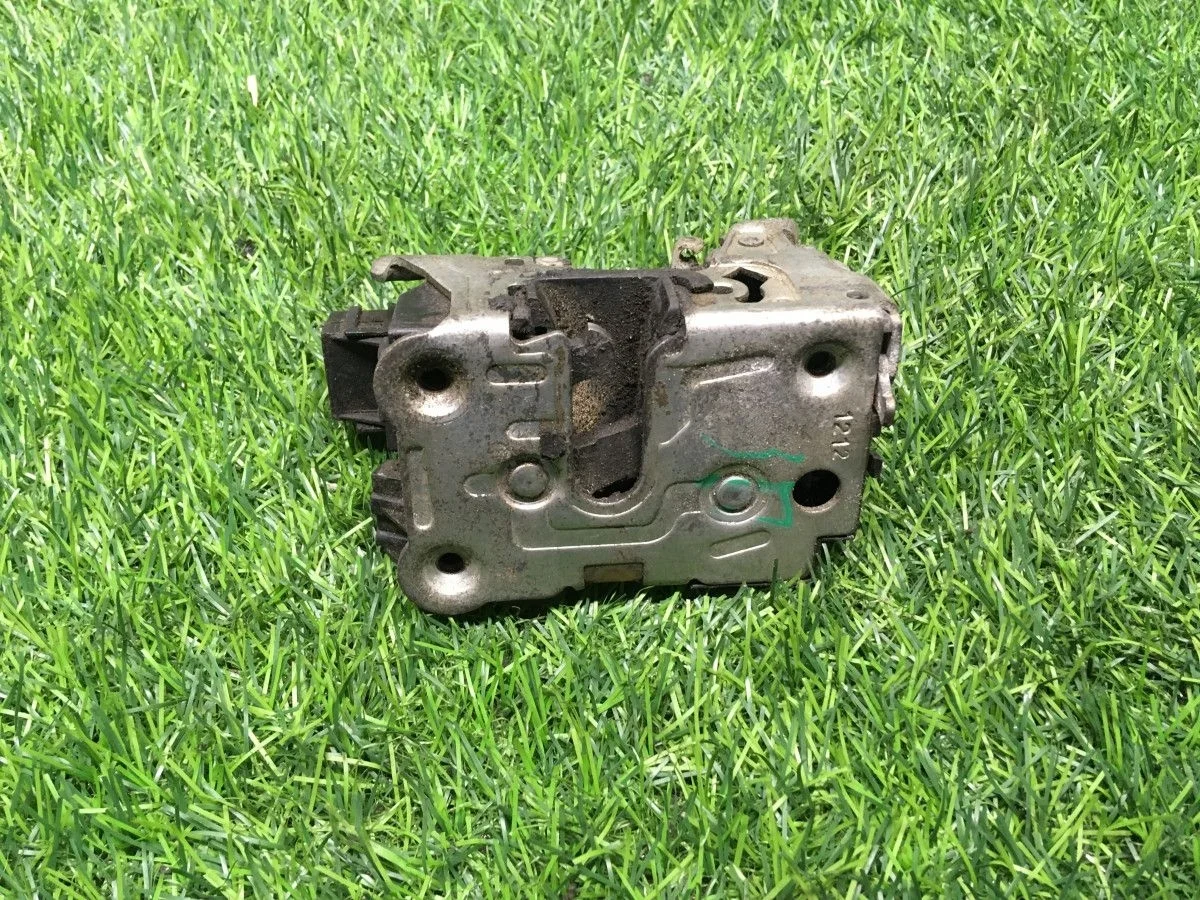 Замок двери задний правый Renault Duster