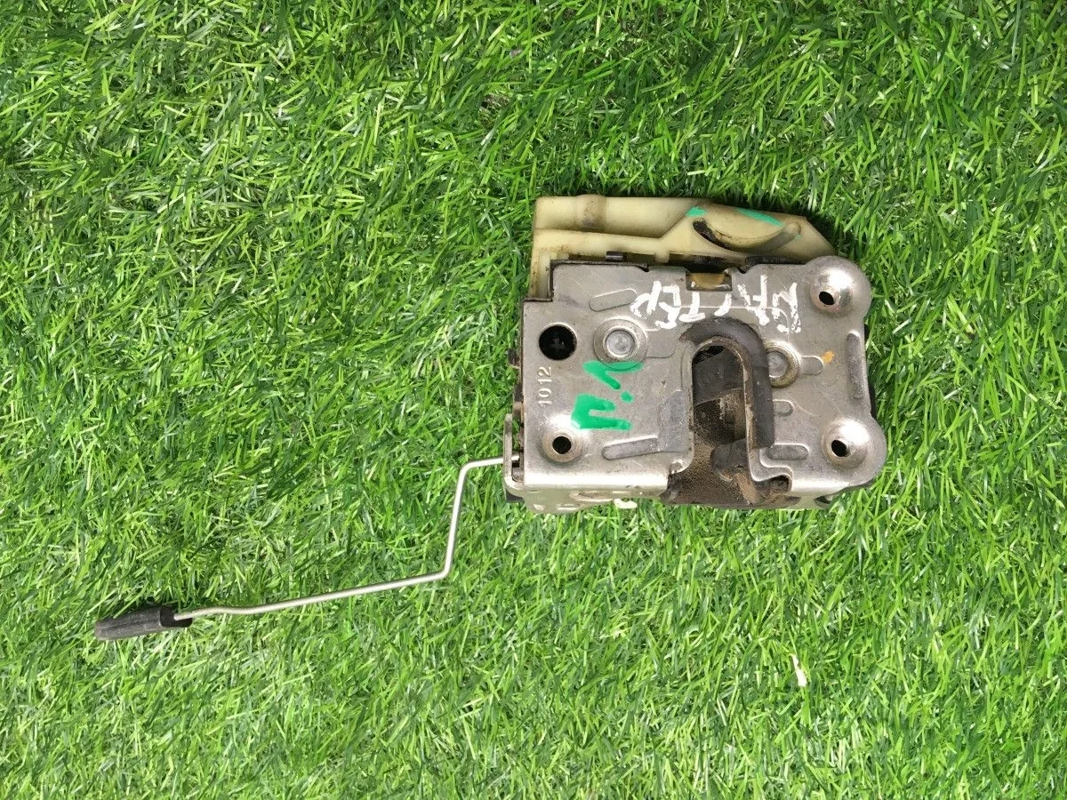 Замок двери передней правой Renault Duster