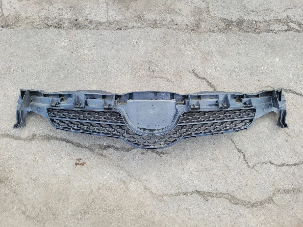 Решетка радиатора на Toyota Auris E150