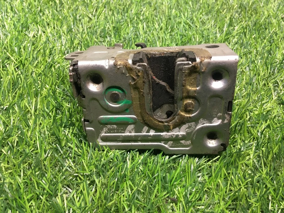 Замок задней левой двери Renault Sandero