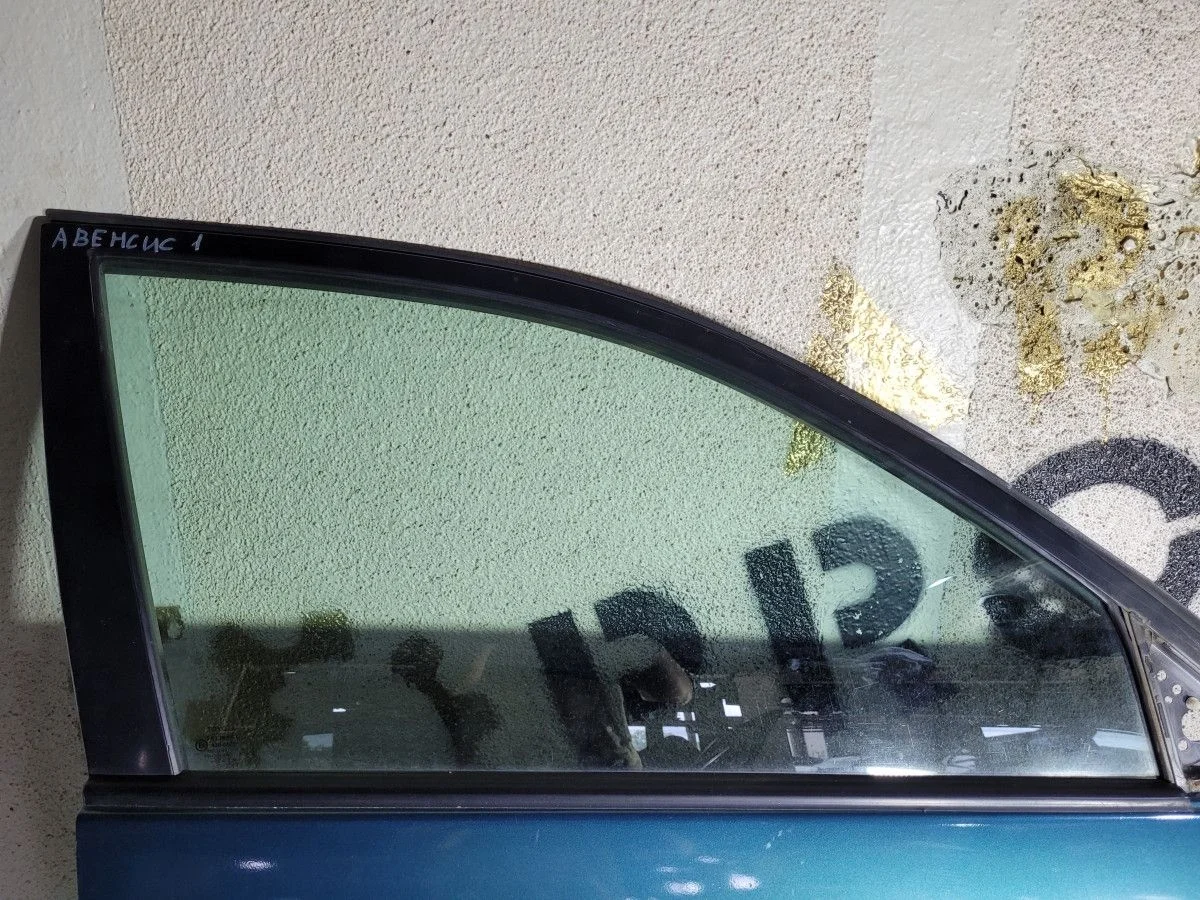 Стекло двери передней правой Toyota Avensis