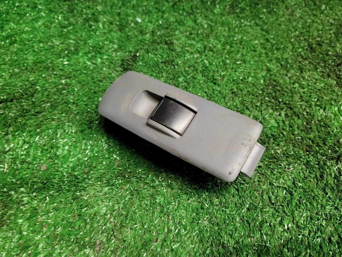 Кнопка стеклоподъемника на Mitsubishi Colt