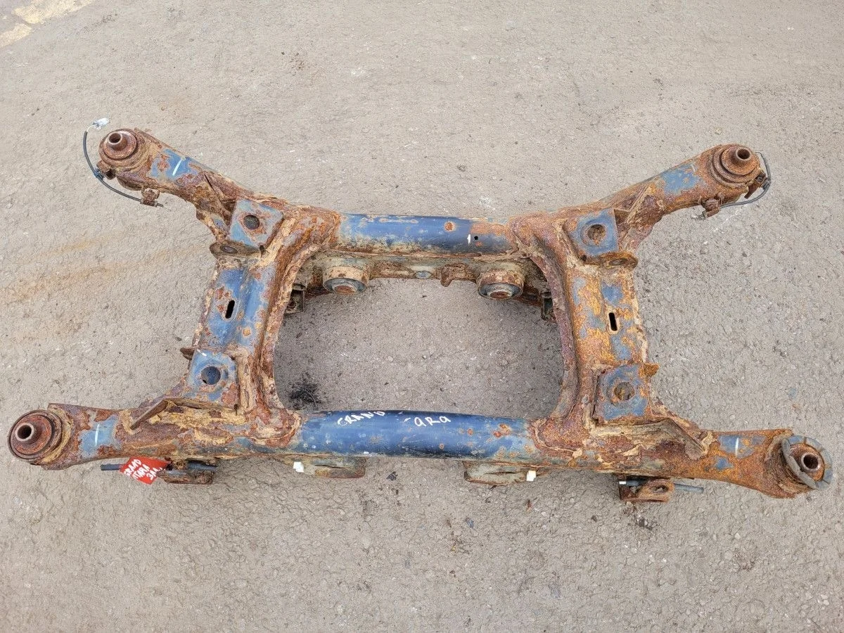 Подрамник задний на Suzuki Grand Vitara