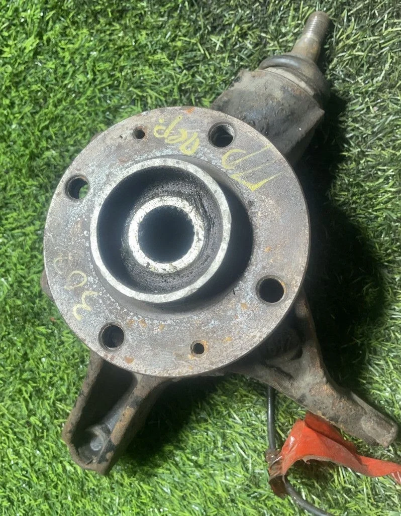 Кулак поворотный Peugeot 307 передний правый