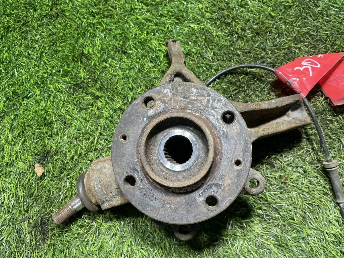 Кулак поворотный передний правый Peugeot 307