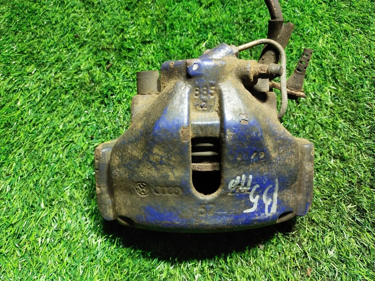 Суппорт передний Volkswagen Passat (B5+)