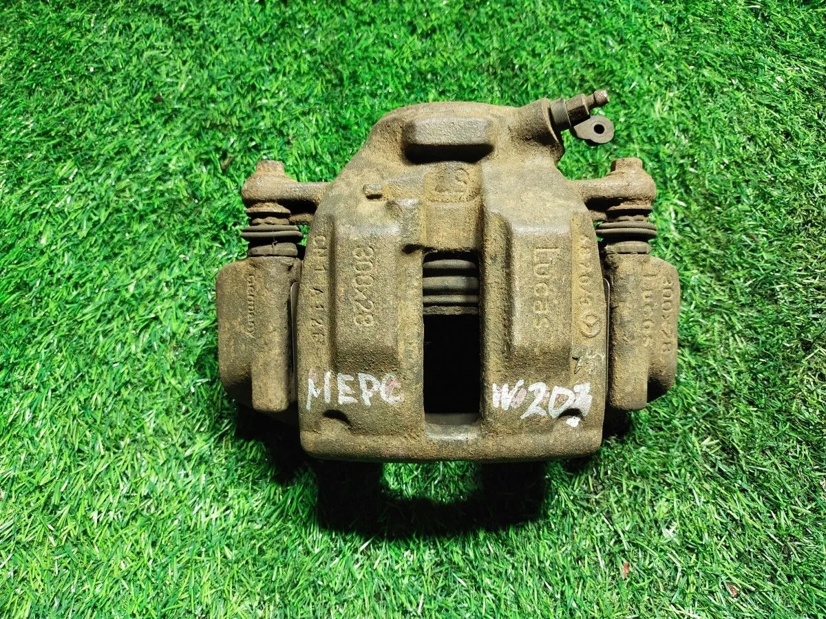 Суппорт правый передний Mercedes-Benz C-class W203