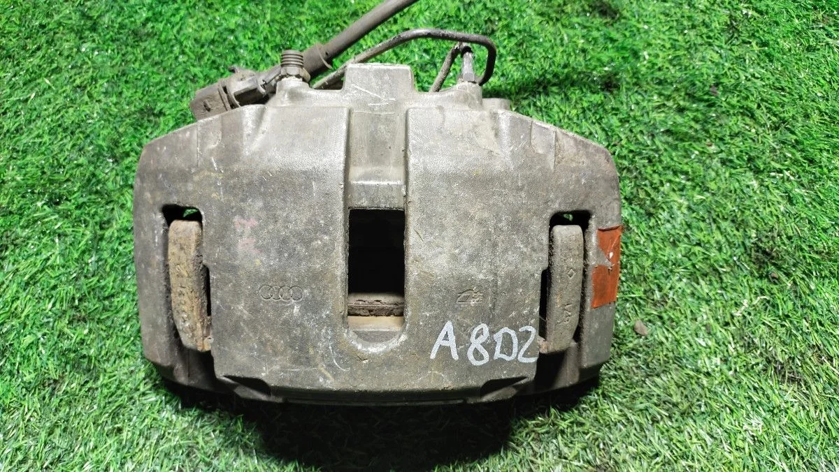 Суппорт тормозной передний левый Audi A8 D2