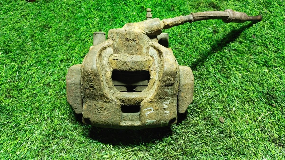 Суппорт тормозной передний левый Land Rover