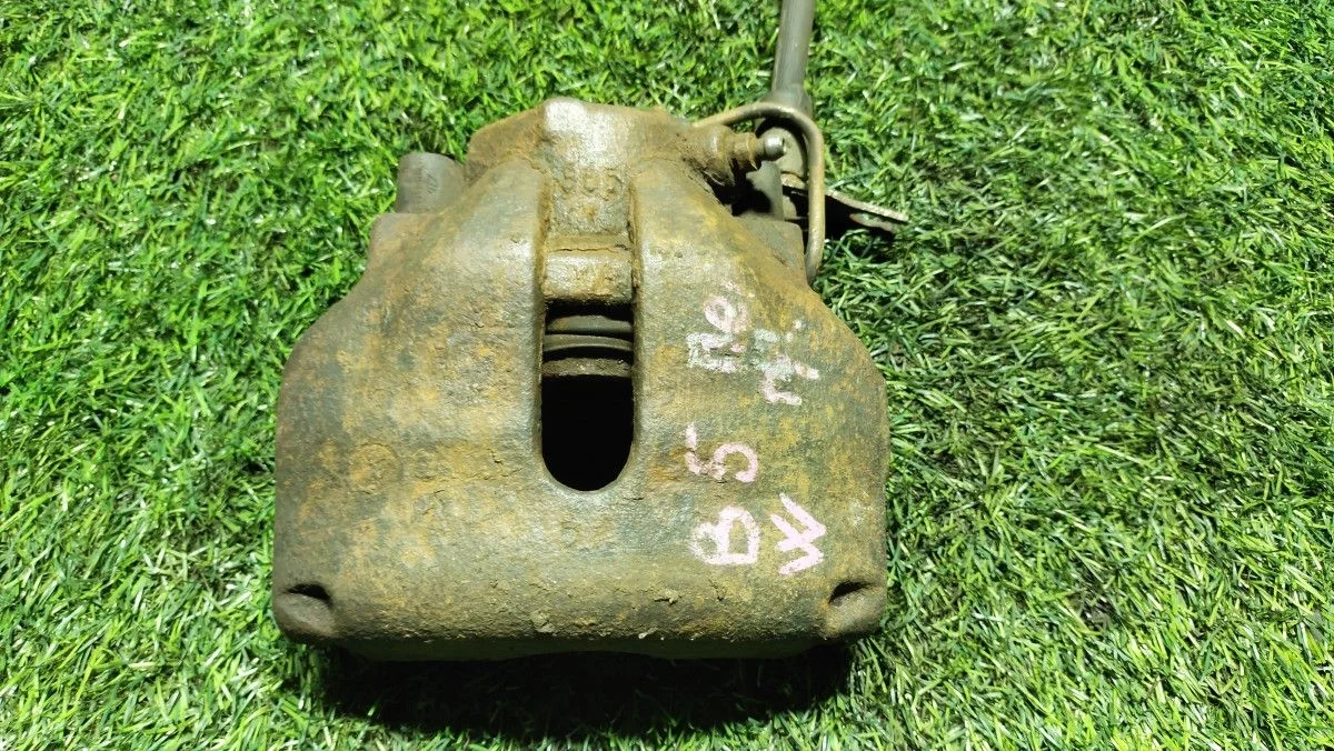 Суппорт передний правый Volkswagen Passat B5