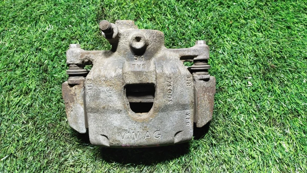 Суппорт передний правый Volkswagen Polo