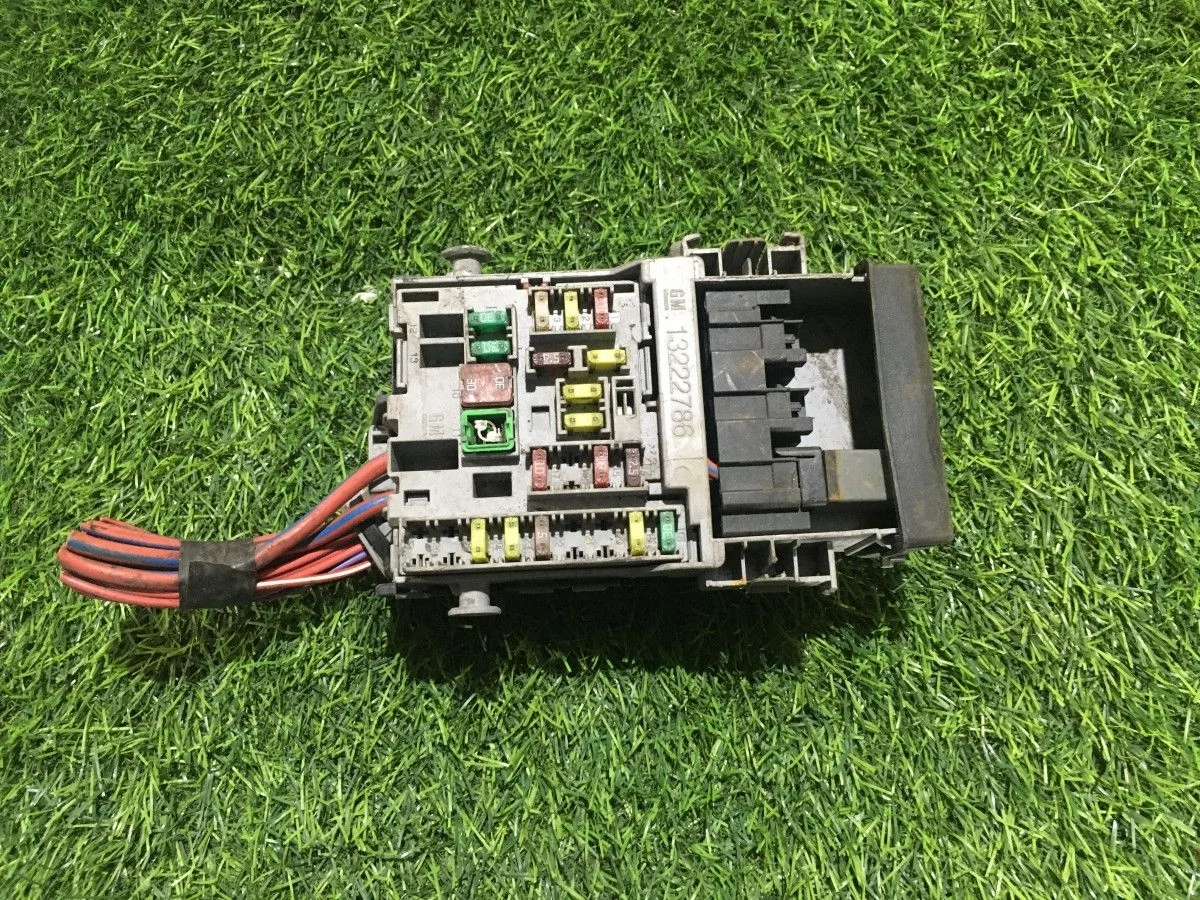 Блок предохранителей Opel Astra J