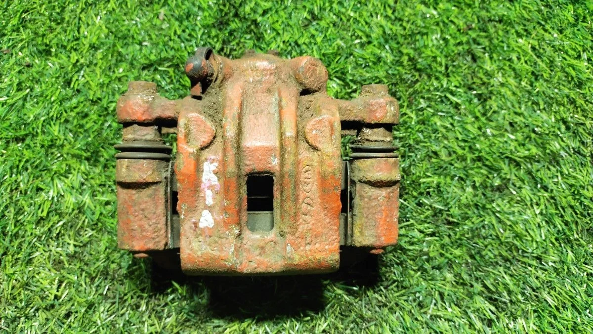 Суппорт тормозной задний левый Kia Rio 2