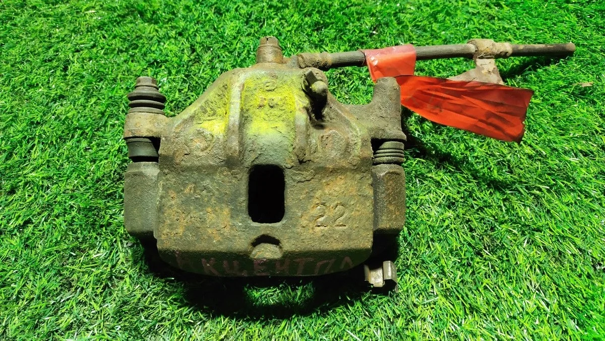 Суппорт передний левый Hyundai Accent II (LC)