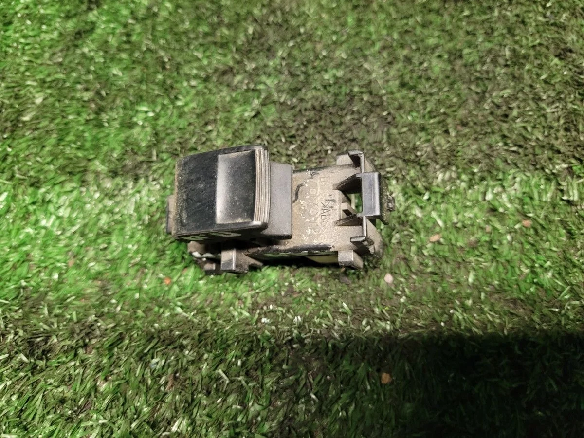 Кнопка стеклоподъемника Camry 30 перед. прав.