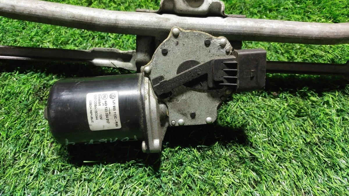 Моторчик стеклоочистителя передний Skoda Octavia