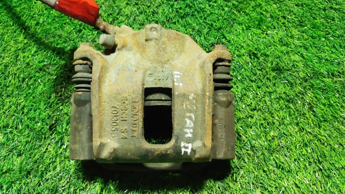 Суппорт передний правый Renault Megane 2