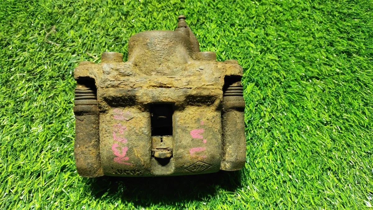 Суппорт передний л. Renault Logan I