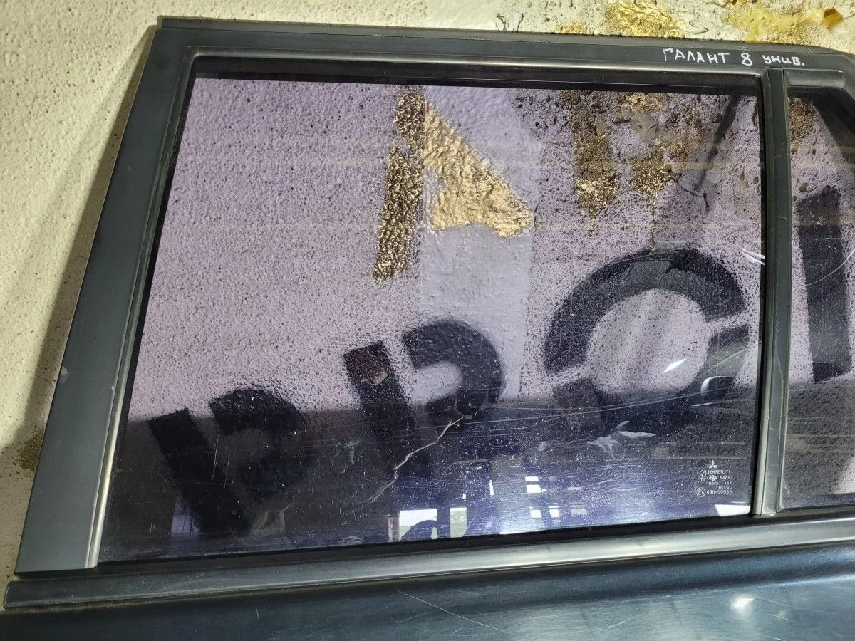 Стекло двери задней левой Mitsubishi Galant 8