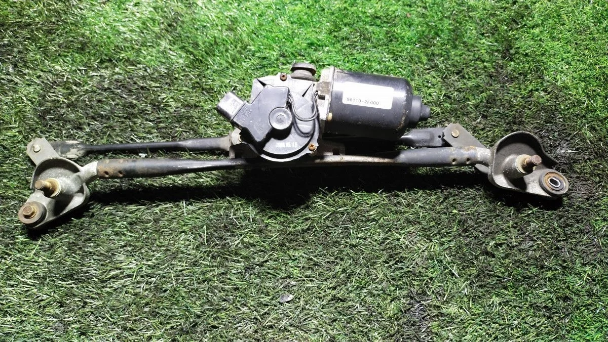 Трапеция стеклоочистителей перед Kia Cerato