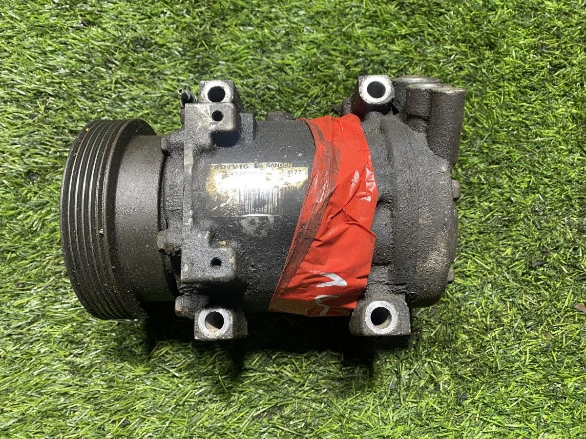 Компрессор кондиционера Renault Logan.