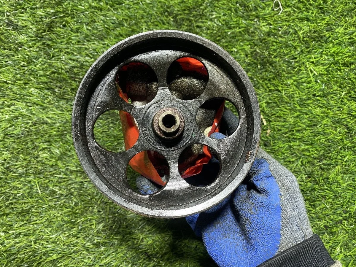 Насос гидроусилителя Renault Duster с дефектом.