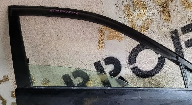 Стекло двери передняя правая Toyota Camry 30