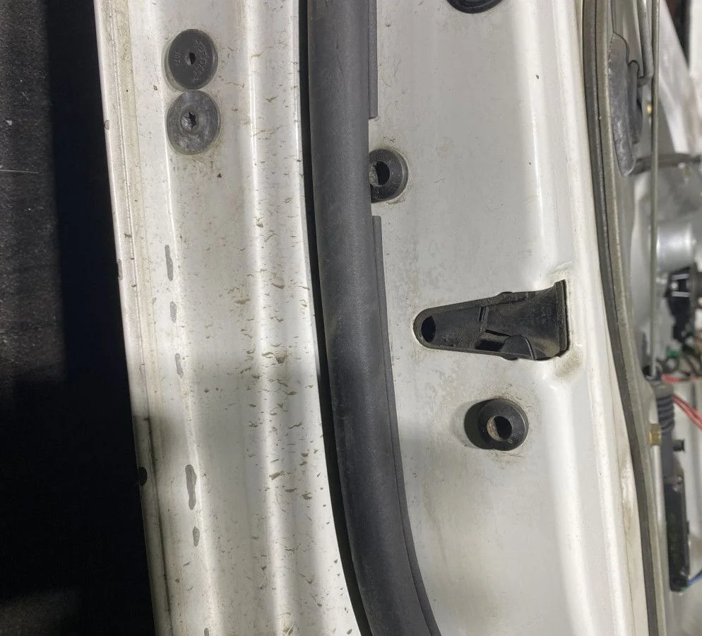 Замок двери передней левой Volkswagen Caddy