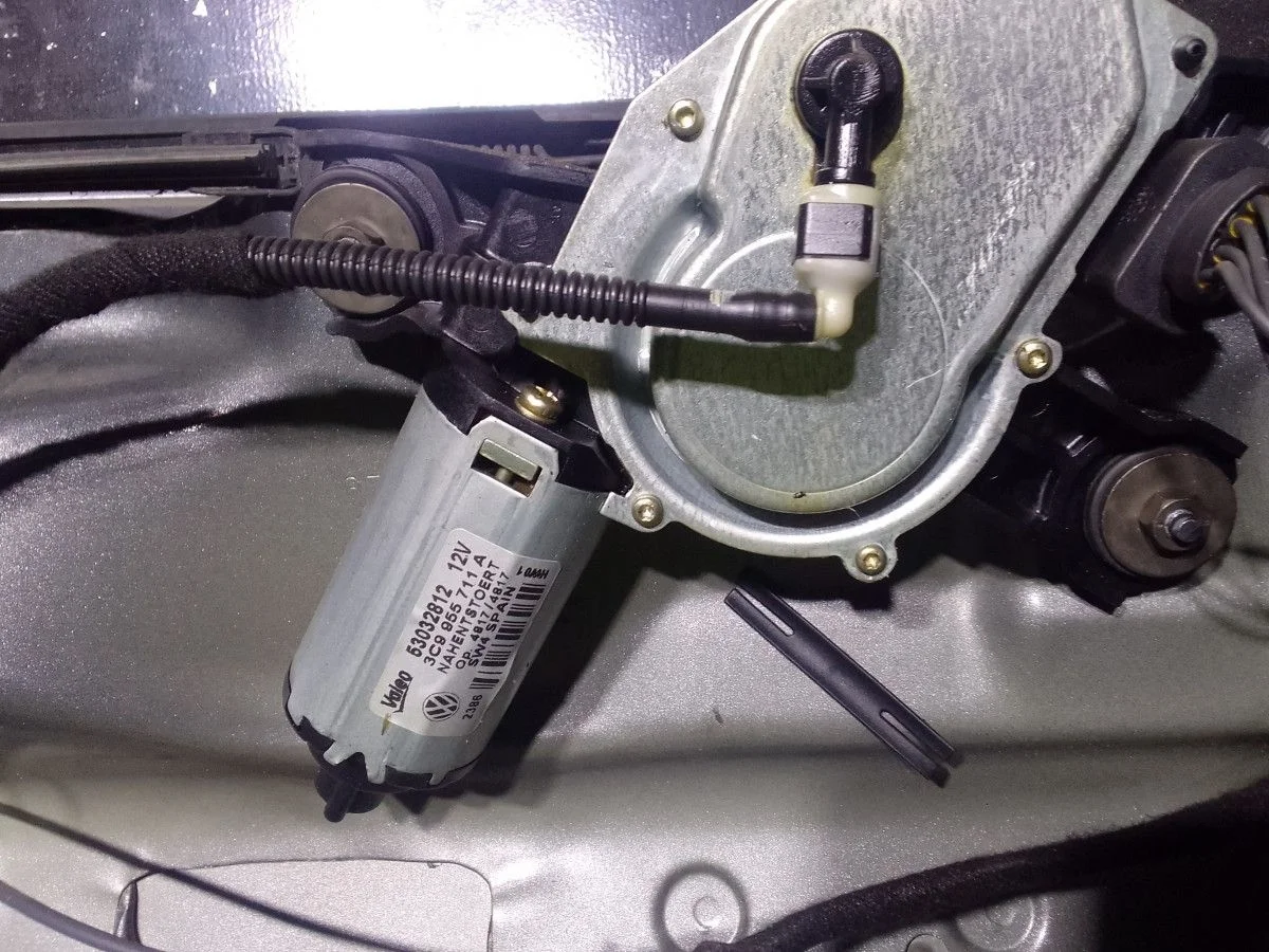 Моторчик стеклоочистителя задний Volkswagen Passat