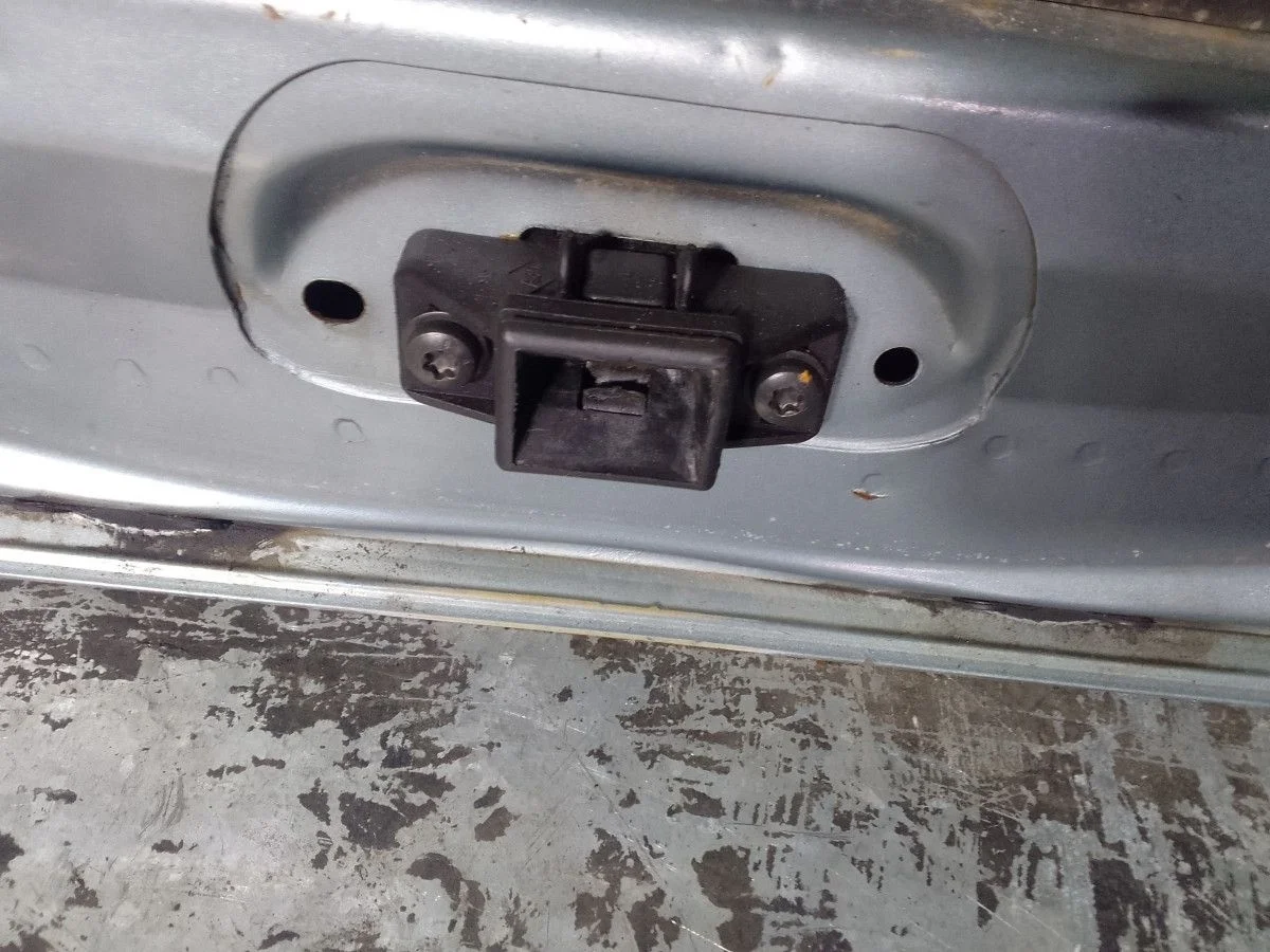 Замок двери багажника Renault Sandero