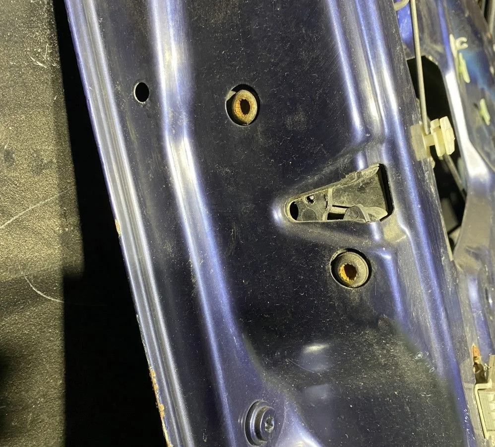 Замок двери передней левой Skoda Octavia A4