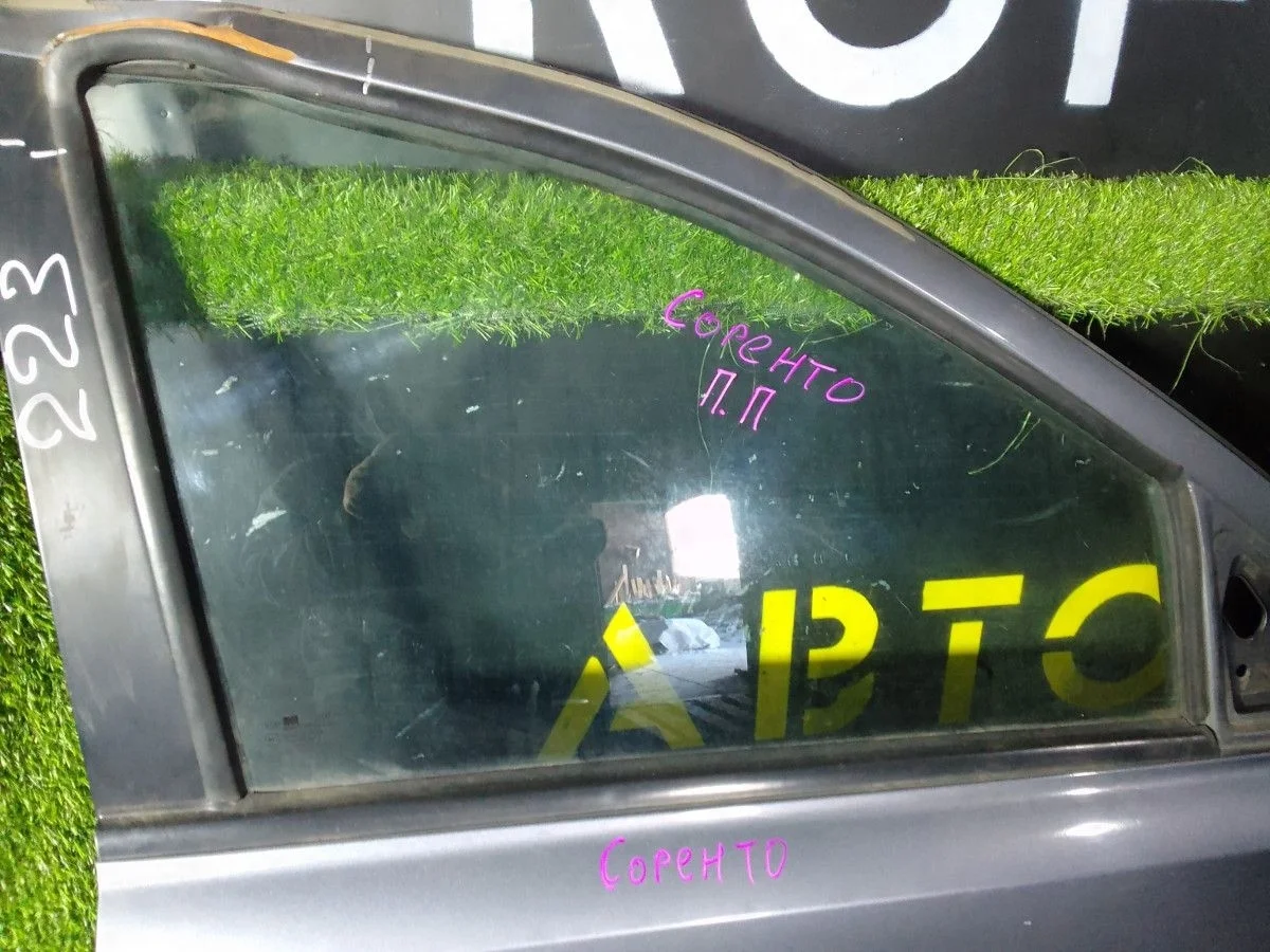 Стекло двери передней правой Kia Sorento