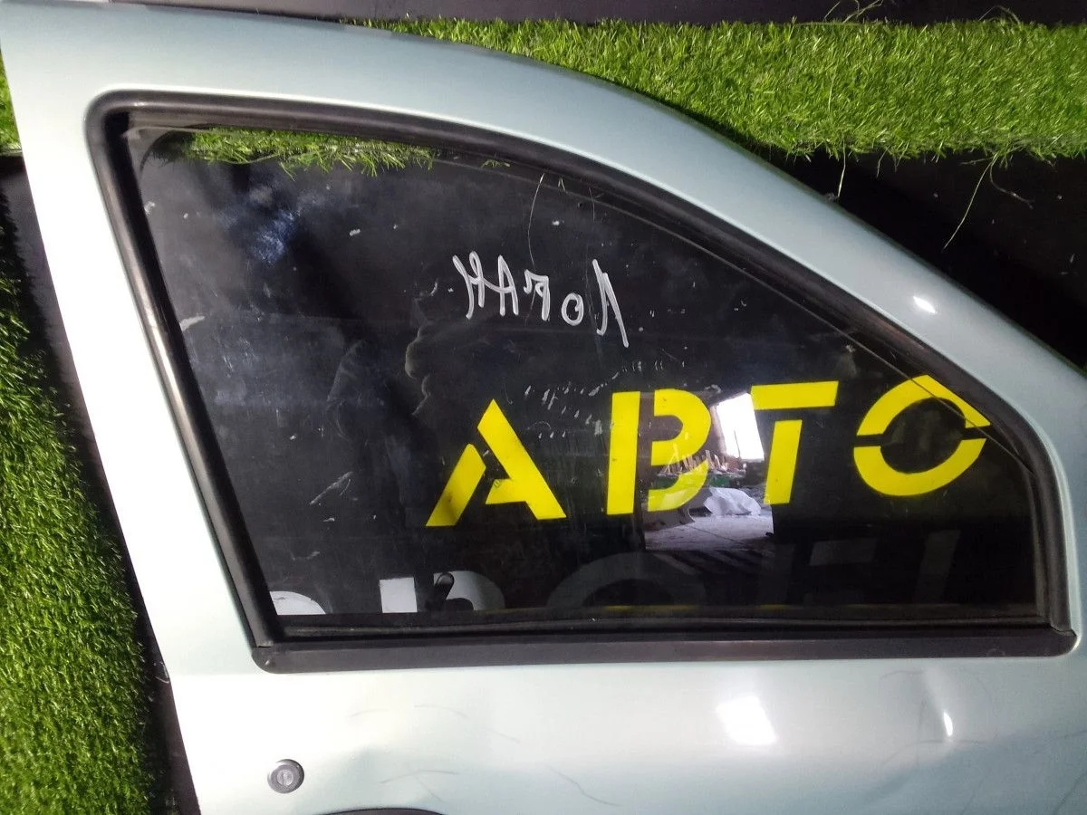 Стекло двери передней правой Renault Logan