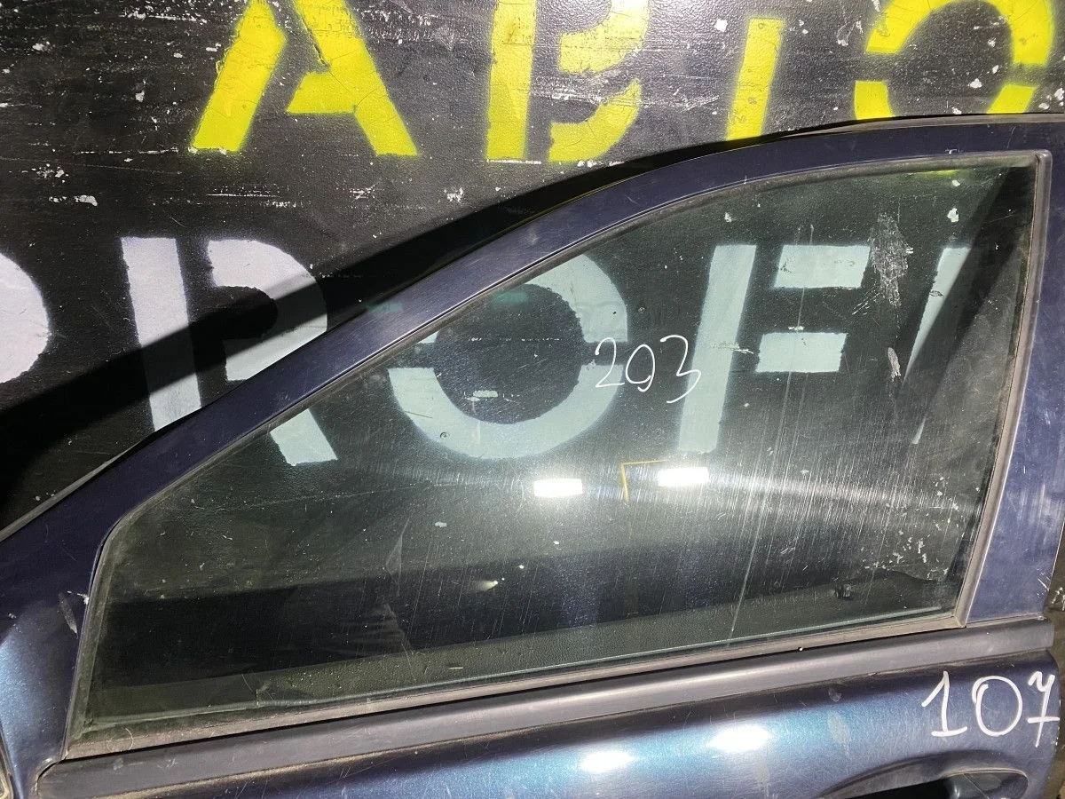 Стекло двери переднее левое Mercedes-Benz W203