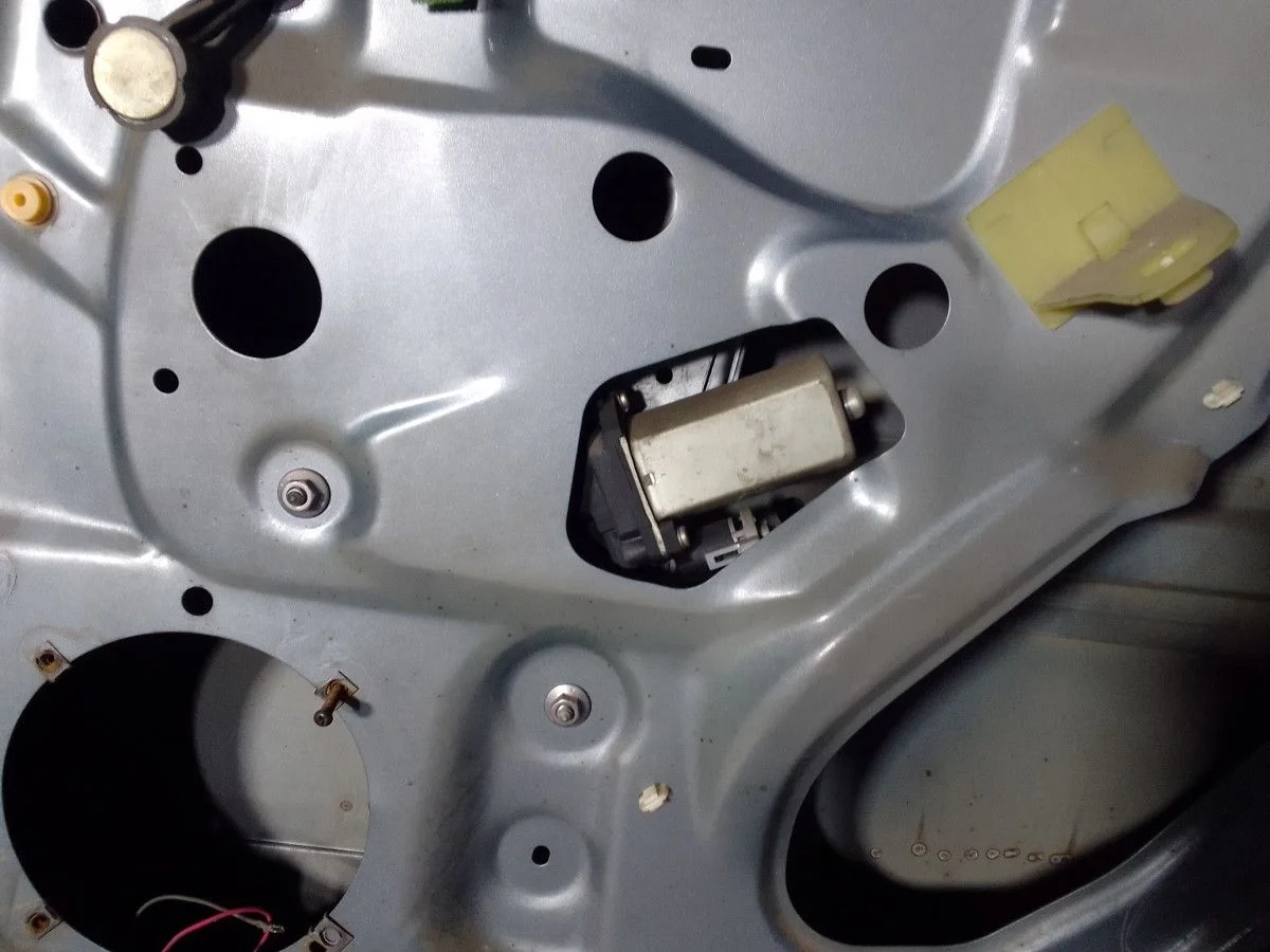 Стеклоподъемник задний правый Renault Sandero