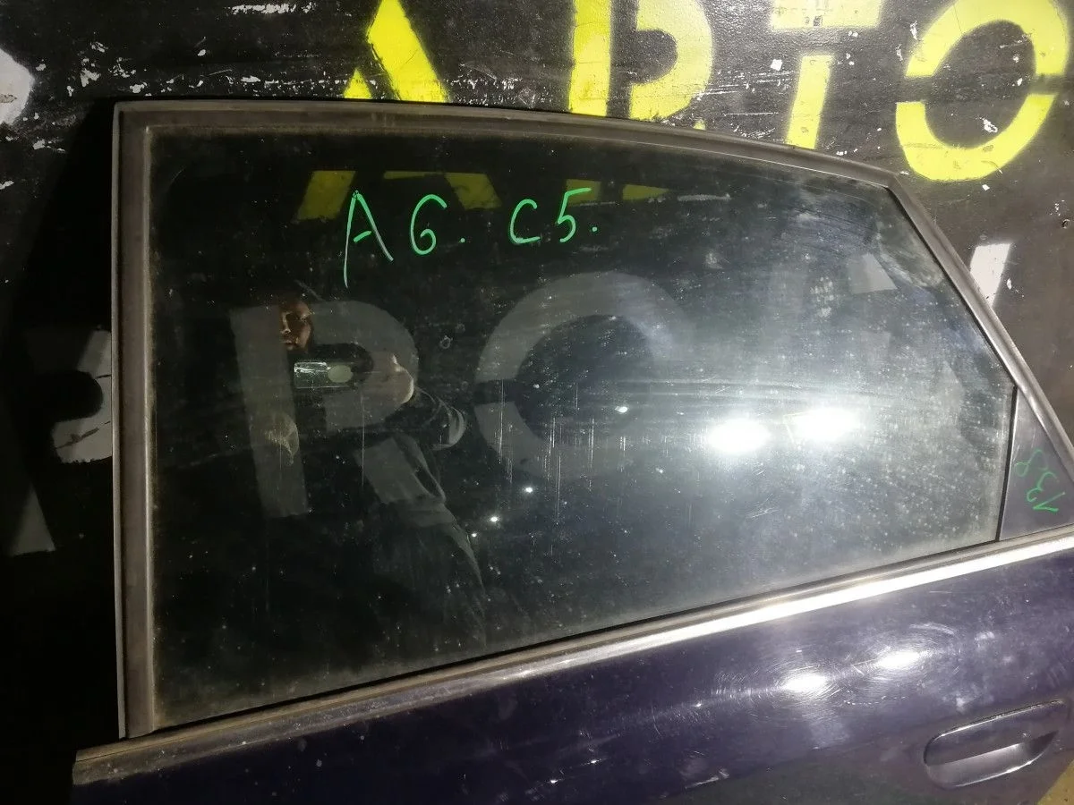 Стекло двери задней левой Audi A6 C5