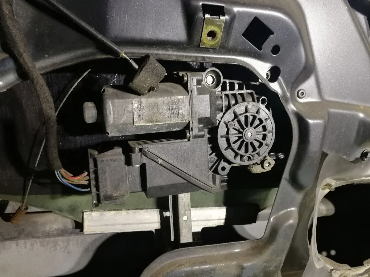 Стеклоподъемник задний левый Mercedes W210