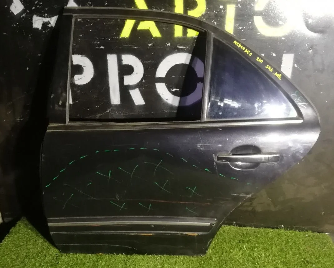 Дверь задняя левая Mercedes W210 голое железо