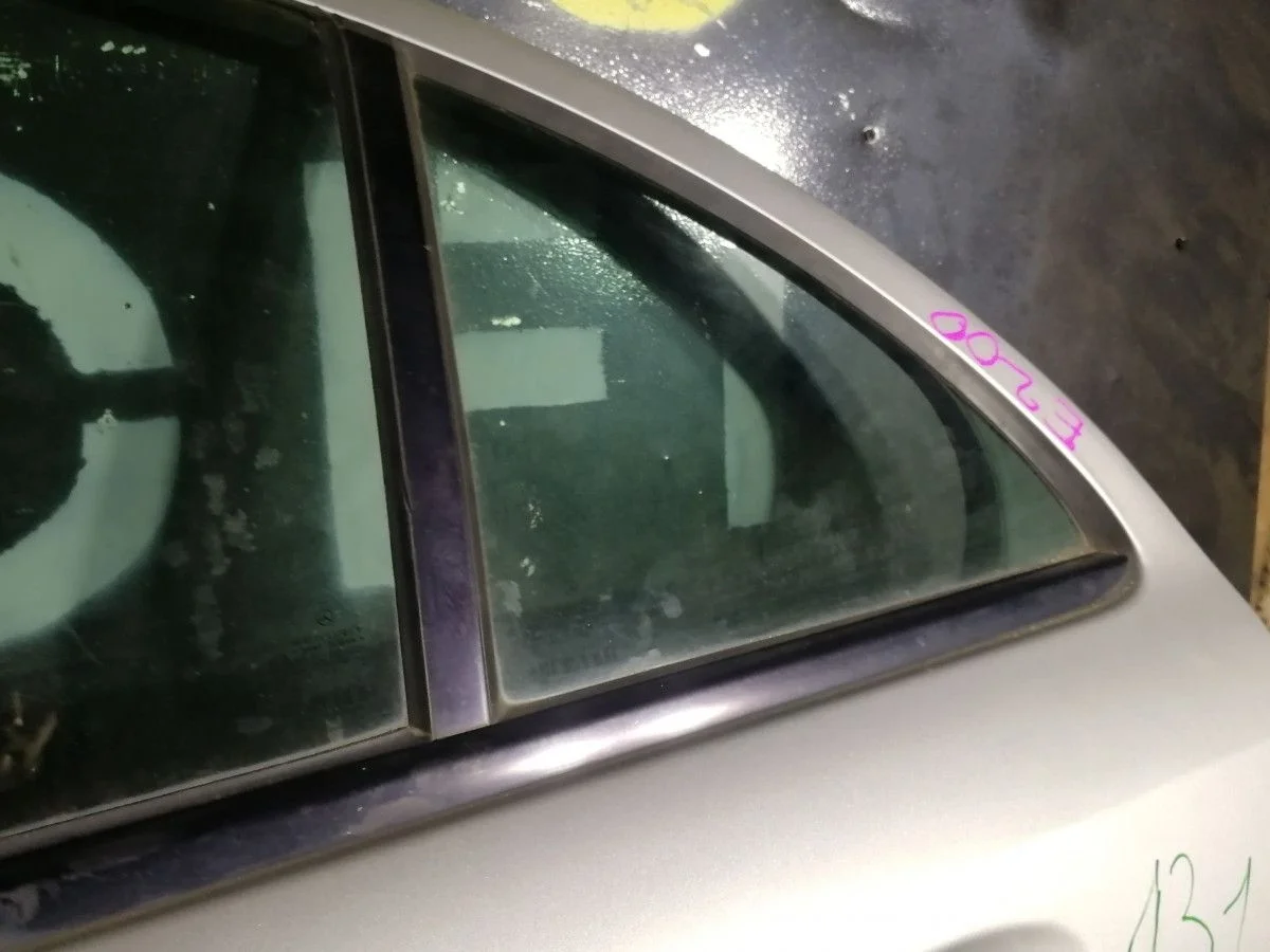 Форточка двери задней левой Mercedes W211