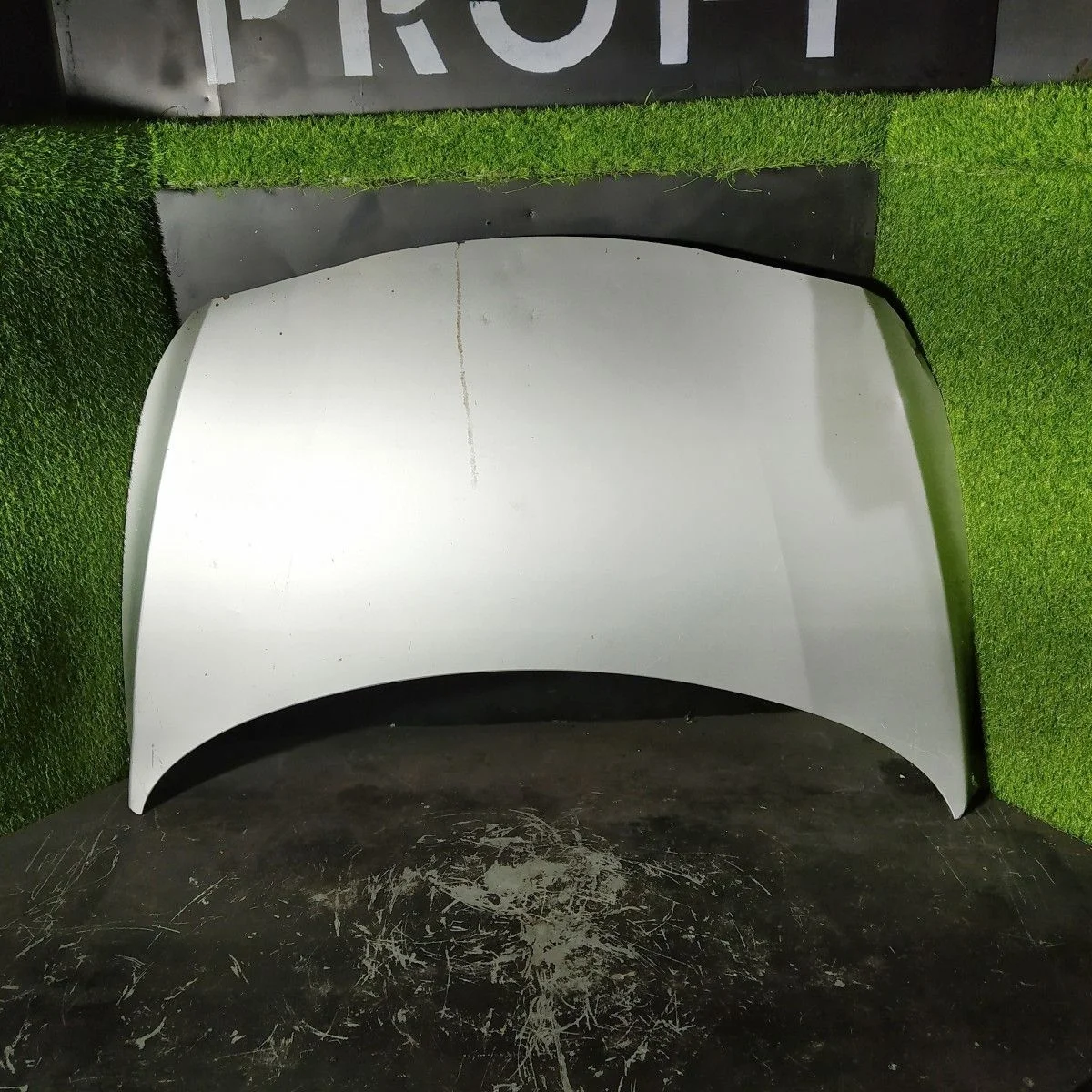 Белый капот Hyundai Solaris