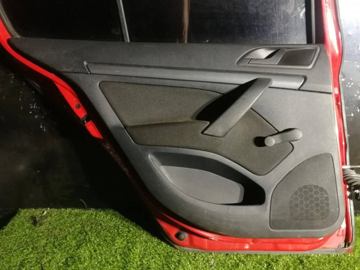 Обшивка двери задней левой Skoda Octavia