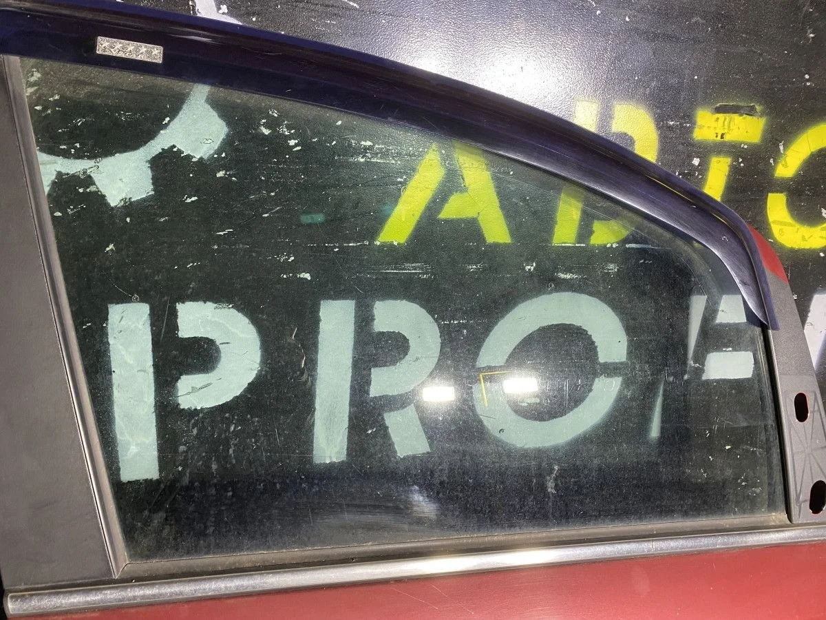 Стекло двери переднее правое Opel Zafira B