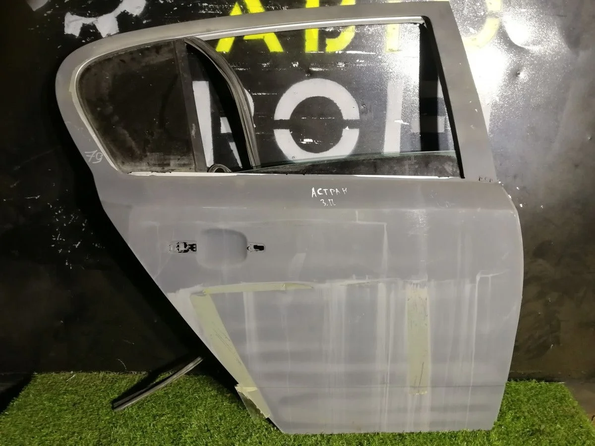 Дверь задняя правая Opel Astra H голое железо