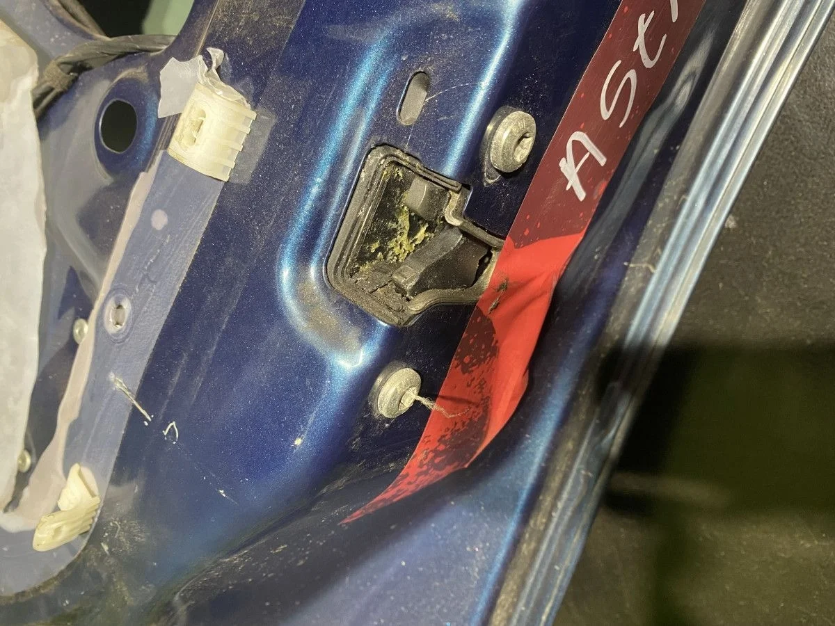 Замок двери передний правый Opel Astra H