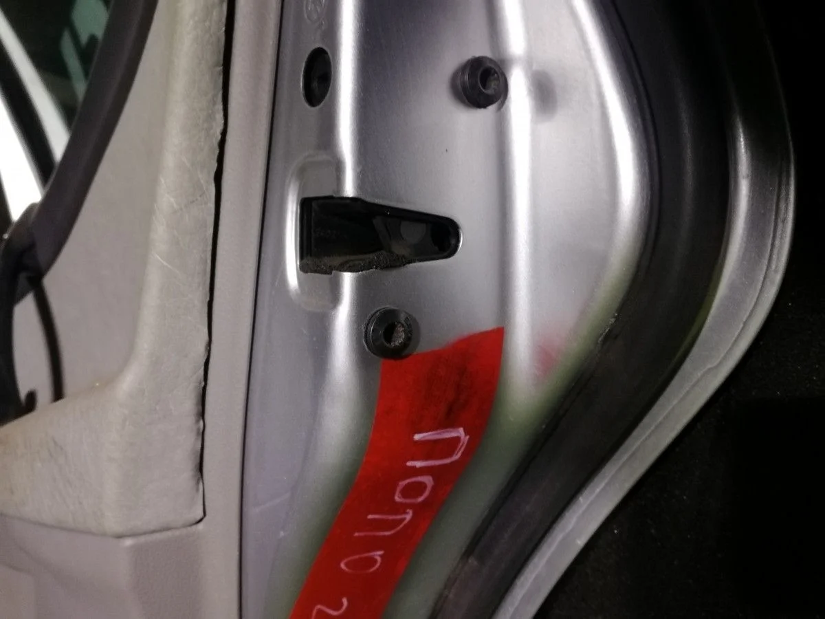 Замок двери задней правой Volkswagen Polo