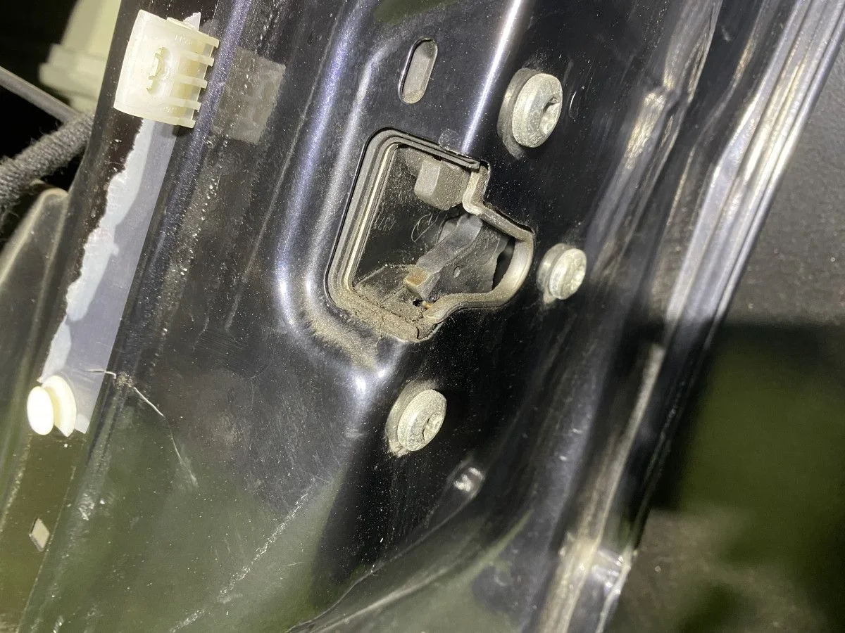 Замок двери передней правой Opel Zafira B