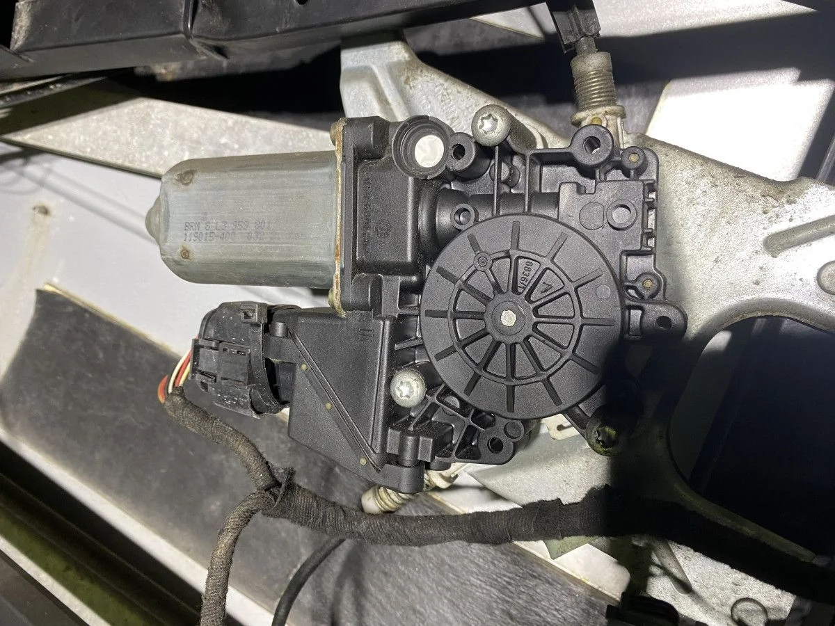 Моторчик стеклоподъемника Audi A3